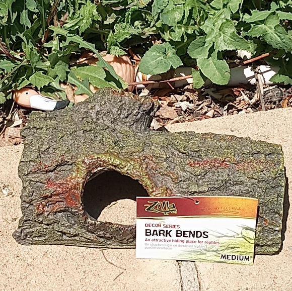New! Zilla Bark Bends Medium Reptile Hide. - Picture 4 of 8